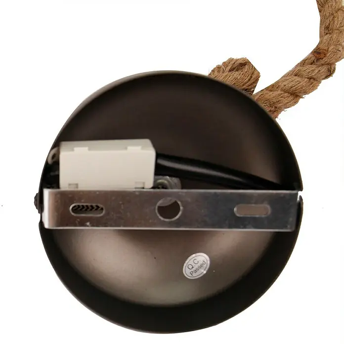 Pendelleuchte rund - 40 W, Stahl-schwarz/Holz, E27 - Nahaufnahme einer rustikalen Deckenleuchte mit Seilaufhängung, die eine robuste und natürliche Ästhetik bietet.