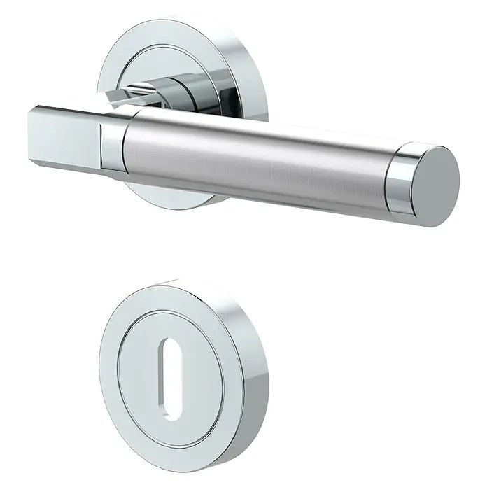 Diamond Doors Creative Drückergarnitur Maine - Stärke Tür: 40 mm - 45 mm, Edelstahl, L-Form, Buntbart - Nahaufnahme eines modernen Türgriffs und einer Schlüsselrosette in Chrom. Elegantes Design für stilvolle Türen.
