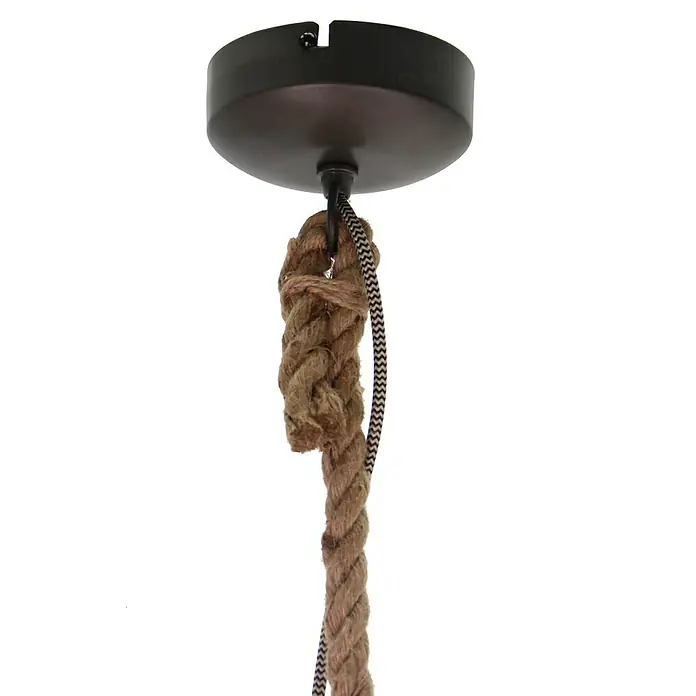 Pendelleuchte rund - 40 W, Stahl-schwarz/Holz, E27 - Detailaufnahme einer Deckenleuchte mit rustikalem Seil und schwarzer Aufhängung, die ein maritimes Flair verbreitet.