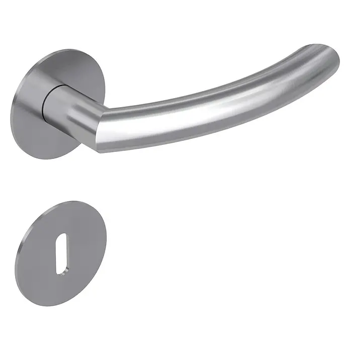 Diamond Doors Design Zimmertürgarnitur Connecticut - Stärke Tür: 40 mm - 45 mm, Edelstahl, L-Form, Buntbart - Nahaufnahme eines modernen Türgriffs aus gebürstetem Edelstahl mit Schlüsselloch-Rosette auf schwarzem Hintergrund.