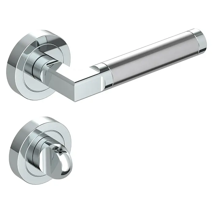 Diamond Doors Creative Drückergarnitur WC Maine - Stärke Tür: 40 mm - 45 mm, Edelstahl, L-Form, Schlitzkopf/Olive - Glänzende Türgarnitur aus Chrom, bestehend aus einem Griff und einem Drehknopf, auf schwarzem Hintergrund.