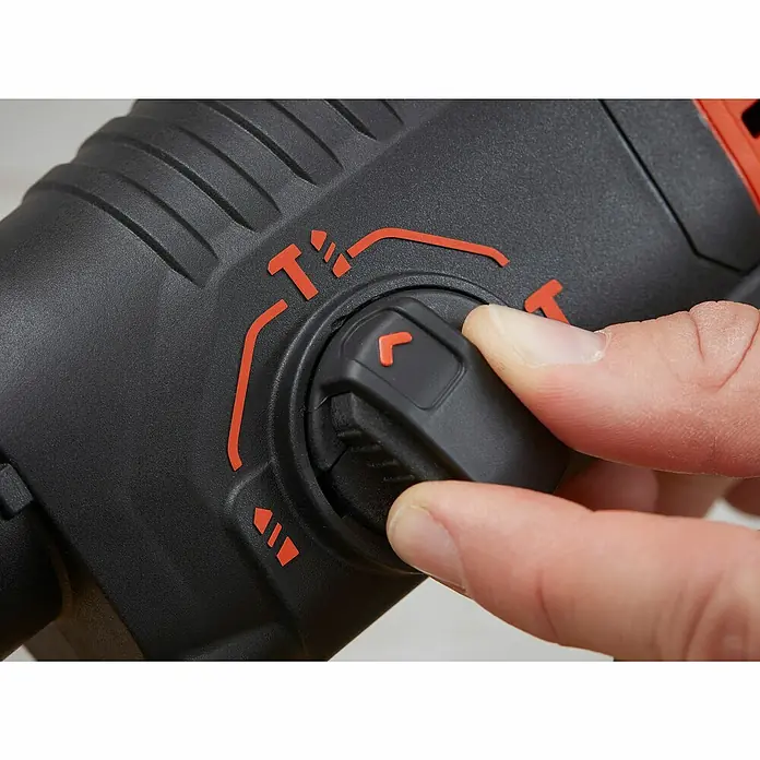 Black+Decker Kombihammer BEHS01K-QS - 650 W, 1,4 J, SDS-Plus-Aufnahme - Nahaufnahme eines Bohrhammers, bei dem eine Hand den Funktionswahlschalter bedient, um die verschiedenen Bohrmodi einzustellen.