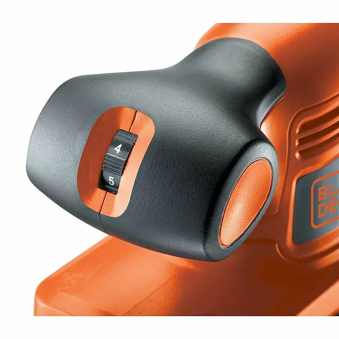 Black+Decker Elektro-Schwingschleifer KA320EKA-QS - 240 W, 14.000 U/min - 30.000 U/min, Länge Schleifplatte: 187 mm, Breite Schleifplatte: 90 mm - Nahaufnahme eines Black+Decker Elektrowerkzeugs, Fokus auf Geschwindigkeitsregler auf Stufe 4, der orangefarbene und schwarze Designelemente hervorhebt.