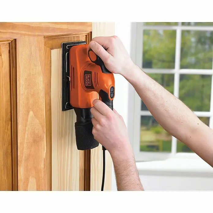 Black+Decker Elektro-Schwingschleifer KA320EKA-QS - 240 W, 14.000 U/min - 30.000 U/min, Länge Schleifplatte: 187 mm, Breite Schleifplatte: 90 mm - Black+Decker Elektro-Schwingschleifer zum Schleifen einer Holztür. Das Werkzeug liegt gut in der Hand und ermöglicht präzises Arbeiten.