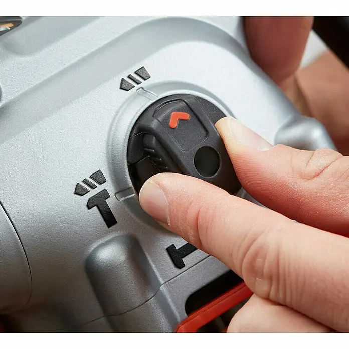 Black+Decker Kombihammer BEHS03K-QS - 1.250 W, 3,7 J, SDS-Plus-Aufnahme - Detailaufnahme eines silbernen Bohrhammers, dessen Modus von einer Hand eingestellt wird, um das Werkzeug anzupassen.