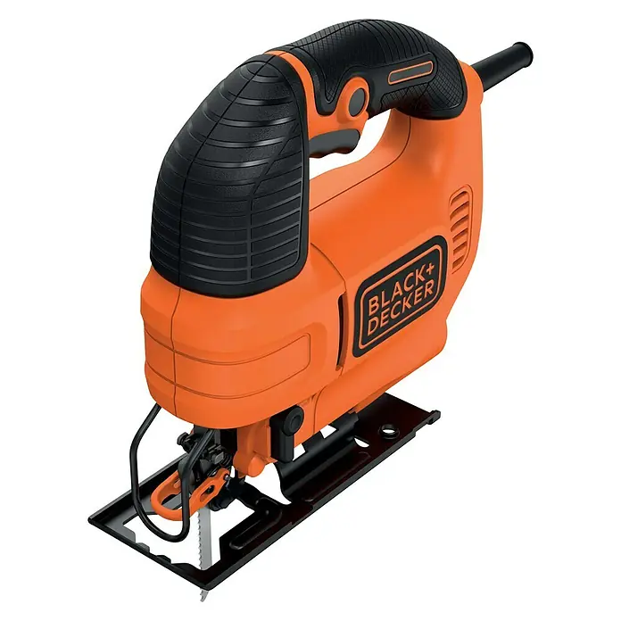 Black+Decker Elektro-Pendelhubstichsäge KS701PEK-QS - 3.000 /min, Max. Schnitttiefe in Holz: 70 mm, Anzahl Pendelhubstufen: 4 Stk. - Nahaufnahme einer orangefarbenen Stichsäge von Black+Decker mit schwarzem Griff und Metallsockel auf schwarzem Hintergrund.