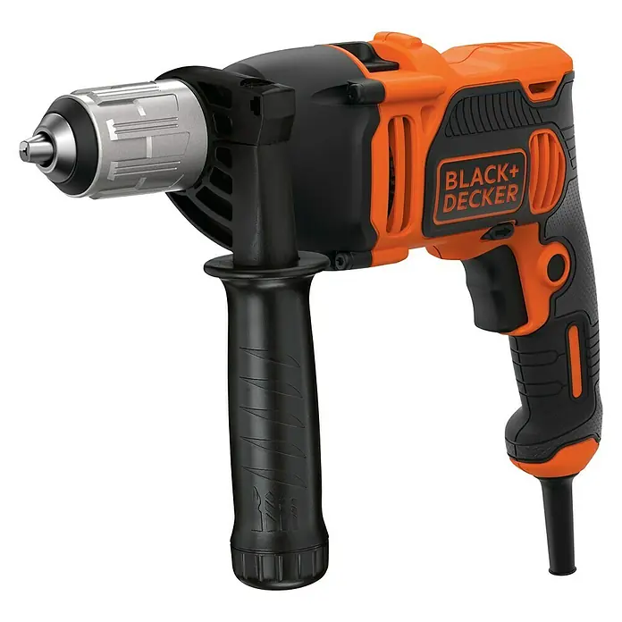 Black+Decker Schlagbohrmaschine BEH850K-QS850 W, Leerlaufdrehzahl 1. Gang: 3.100 U/min, Max. Schlagzahl: 54.400 /min - Nahaufnahme einer orangefarbenen und schwarzen Black+Decker Bohrmaschine mit Griff und Bohrfutter vor einem schwarzen Hintergrund.