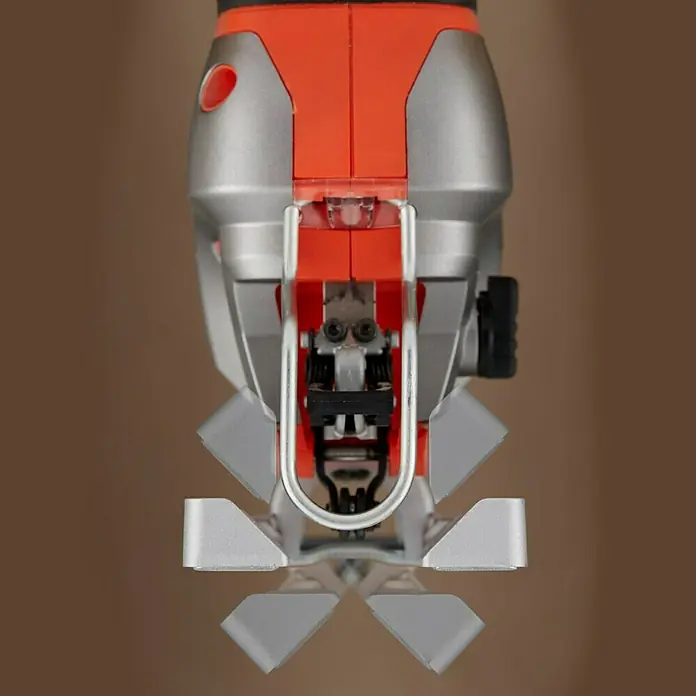 Black+Decker Elektro-Stichsäge BES610K-QS - 1.000 /min - 3.100 /min, 90 mm - Nahaufnahme einer Stichsäge mit orangefarbenen Akzenten und silbernem Gehäuse, die auf einer reflektierenden Oberfläche steht.