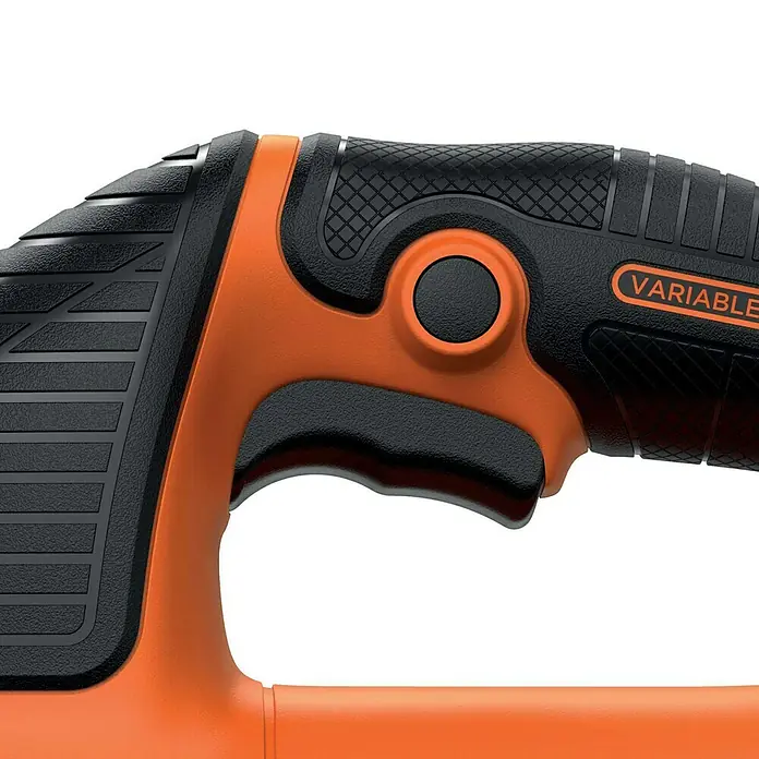 Black+Decker Elektro-Pendelhubstichsäge KS701PEK-QS - 3.000 /min, Max. Schnitttiefe in Holz: 70 mm, Anzahl Pendelhubstufen: 4 Stk. - Detailaufnahme einer schwarzen und orangefarbenen BLACK+DECKER-Elektrosäge mit ergonomischem Griff und variabler Geschwindigkeitsregelung.