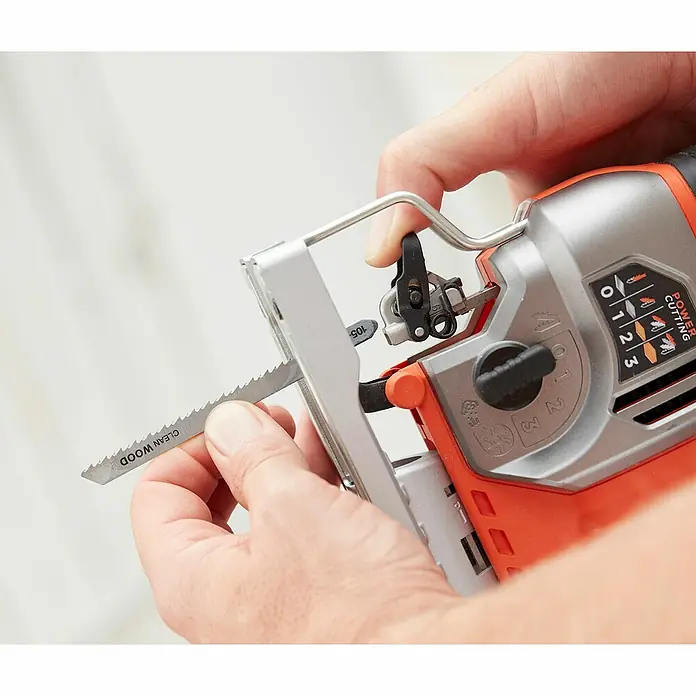 Black+Decker Elektro-Stichsäge BES610K-QS - 1.000 /min - 3.100 /min, 90 mm - Nahaufnahme einer Stichsäge mit einem Sägeblatt für saubere Holzschnitte, das von einer Person bedient wird.