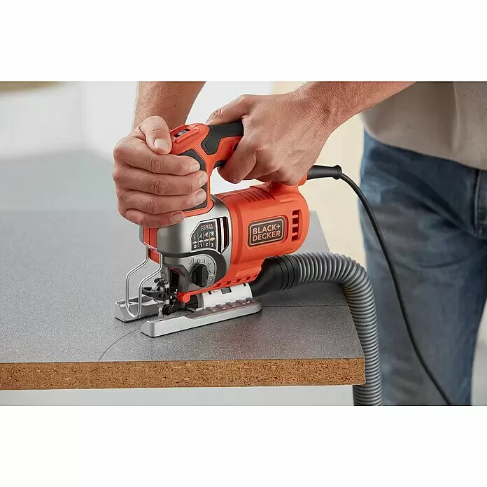 Black+Decker Elektro-Stichsäge BES610K-QS - 1.000 /min - 3.100 /min, 90 mm - Anwendungsbeispiel