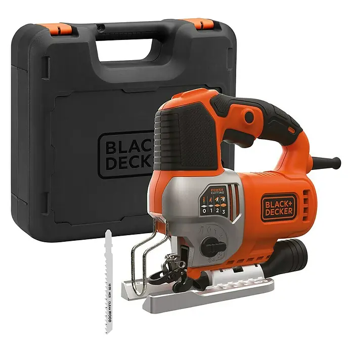 Black+Decker Elektro-Stichsäge BES610K-QS - 1.000 /min - 3.100 /min, 90 mm - Das Bild zeigt eine Black+Decker Stichsäge mit Zubehör und einem robusten Transportkoffer, ideal für präzise Holzarbeiten.