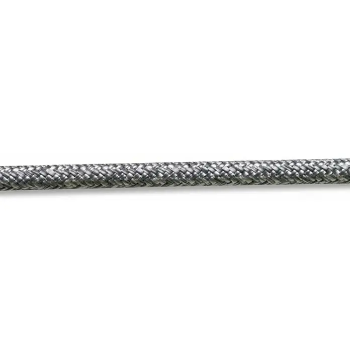 Seilflechter Cabo a metros Tornado Grip Plus - Diámetro: 10 mm, Poliéster, Gris/Blanco - Primer plano de un cable trenzado de aspecto metálico. El cable tiene una textura fina y parece muy resistente.