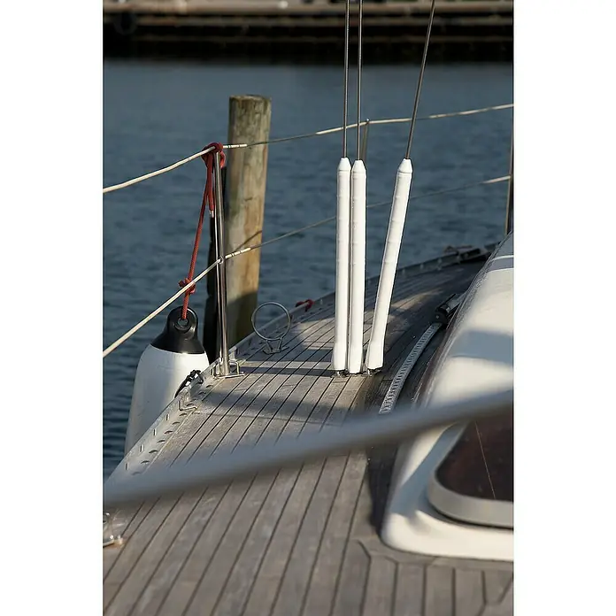 Seilflechter Protector de tensor - Largo: 420 mm, Específico para: Tensores de 8-12 mm, Plástico - Detalle de la cubierta de un velero con barandillas, defensa y protectores de obenques blancos.