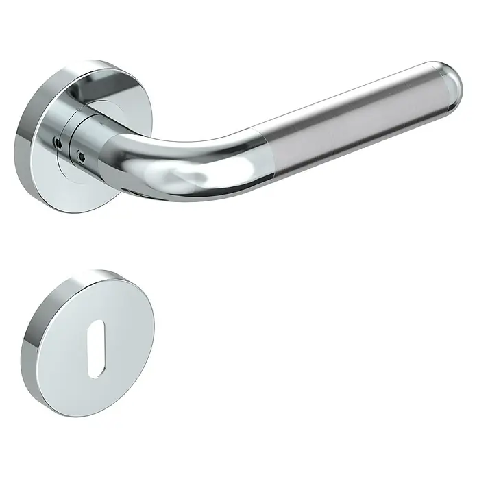 Diamond Doors Creative Drückergarnitur Idaho - Buntbart - Nahaufnahme einer glänzenden Türgarnitur aus Chrom mit einem eleganten Griff und einer passenden Schlüsselrosette auf schwarzem Hintergrund.