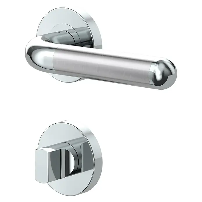 Diamond Doors Creative Drückergarnitur WC Idaho - Schlitzkopf/Olive - Nahaufnahme einer modernen Türklinke und Schlossrosette aus Chrom auf schwarzem Hintergrund.