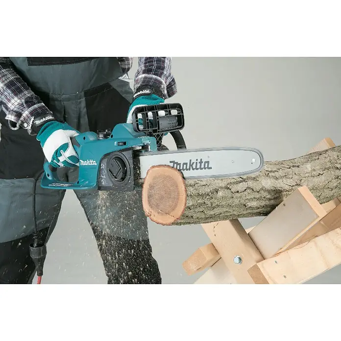 Makita Elektro-Kettensäge UC4041A - 1.800 W, Schwertlänge: 40 cm - Eine akkubetriebene Makita Kettensäge schneidet einen Baumstamm, der auf einer hölzernen Halterung liegt. Die Kettensäge hat ein blaugrünes Gehäuse.