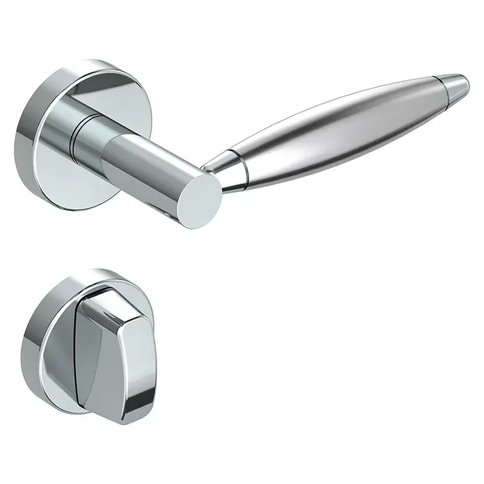 Diamond Doors Creative Drückergarnitur WC Ohio - Edelstahl, L-Form, Stärke Tür: 40 mm - 45 mm, Schlitzkopf/Olive - Nahaufnahme eines glänzenden Chromtürgriffs und zugehöriger Rosette mit Drehknopf auf schwarzem Hintergrund.