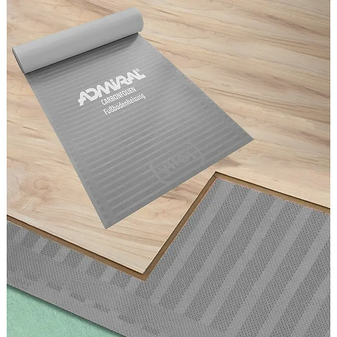 Admiral Laminat- & Parkett-Heizfolie Top-Power - L x B: 3,5 x 0,5 m, Beheizbare Fläche: 1,75 m² - Abbildung einer Admiral Carbonfolien Fußbodenheizung, die auf einem Holzboden ausgerollt wird und eine komfortable Wärme bietet.