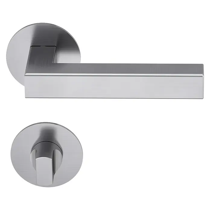 Diamond Doors Design Zimmertürgarnitur WC Pennsylvania - Stärke Tür: 40 mm - 45 mm, Edelstahl, L-Form, Schlitzkopf/Olive - Diese Abbildung zeigt eine moderne, silberne Türgarnitur mit einem kantigen Griff und einem runden Rosetten-Design, ideal für zeitgenössische Inneneinrichtungen.