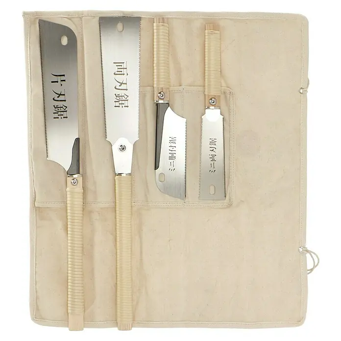 Wisent Japansägen-Set - 4 -tlg. - Japanisches Sägenset in einer Stofftasche, bestehend aus vier Handsägen mit Holzgriffen und Klingen mit japanischen Schriftzeichen.