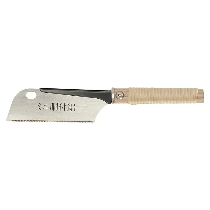 Wisent Japansägen-Set - 4 -tlg. - Nahaufnahme einer japanischen Handsäge mit scharfem Sägeblatt und einem Griff mit Wickelband, ideal für präzise Holzarbeiten.