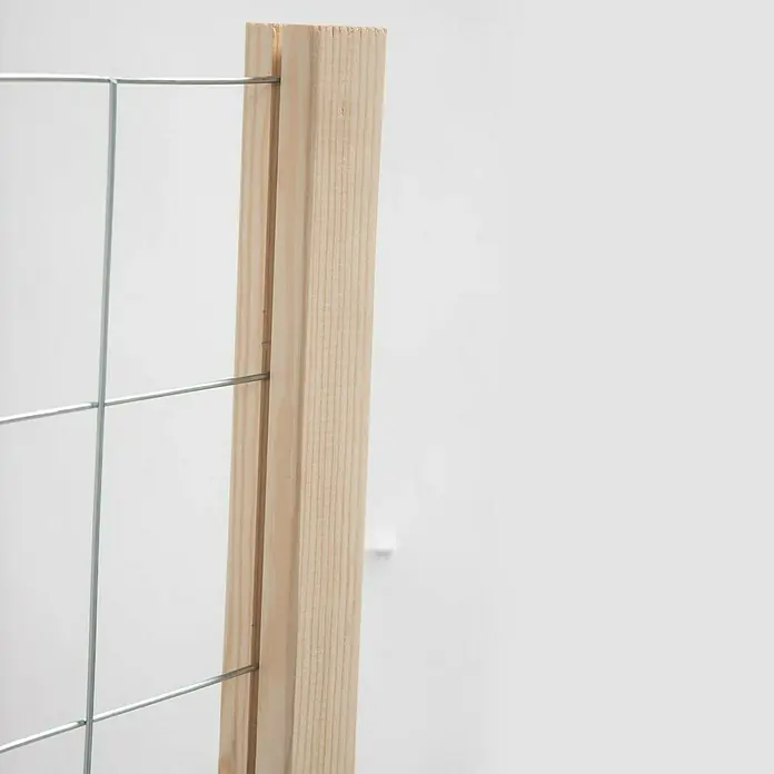 Upyard HolzpfostenLänge: 118 cm, Natur - Nahaufnahme eines Holzzauns mit Drahtgeflecht. Der helle Holzzaun und das filigrane Drahtgeflecht bilden einen interessanten Kontrast.