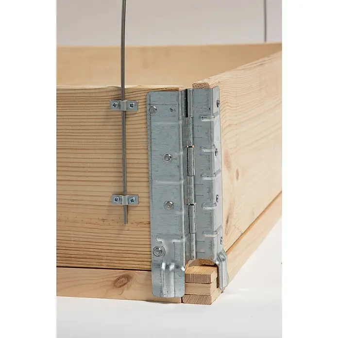 Upyard Befestigungselement - 2 Stk., 76 x 56 cm - Detailansicht eines Holzkastens mit stabilen, verzinkten Scharnieren und einer Drahtverbindung, die die Konstruktion verstärkt.