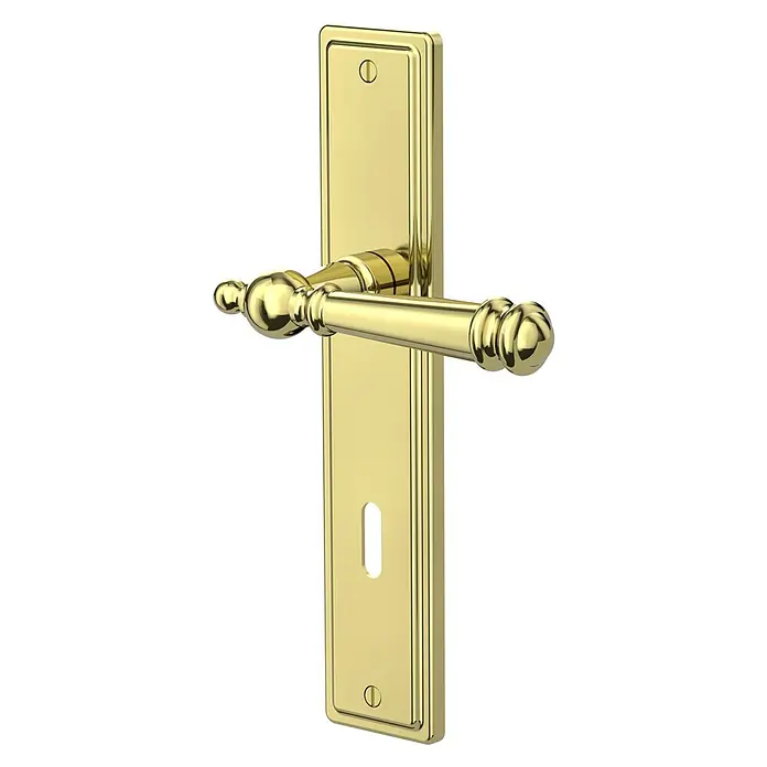 Diamond Doors Classic Drückergarnitur Classic Indiana - Buntbart, Sonstiges - Nahaufnahme eines goldenen Türbeschlags mit Hebelgriff und Schlüsselloch auf schwarzem Hintergrund, der die elegante Ausführung hervorhebt.