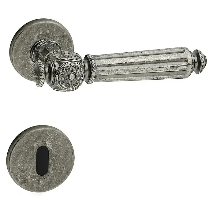Diamond Doors Classic Zimmertürgarnitur Augusta - Stärke Tür: 40 mm - 45 mm, Antik, Buntbart - Detailaufnahme eines eleganten, versilberten Türdrücker-Sets mit floralen Verzierungen, bestehend aus Griff und Rosette mit Schlüsselloch.