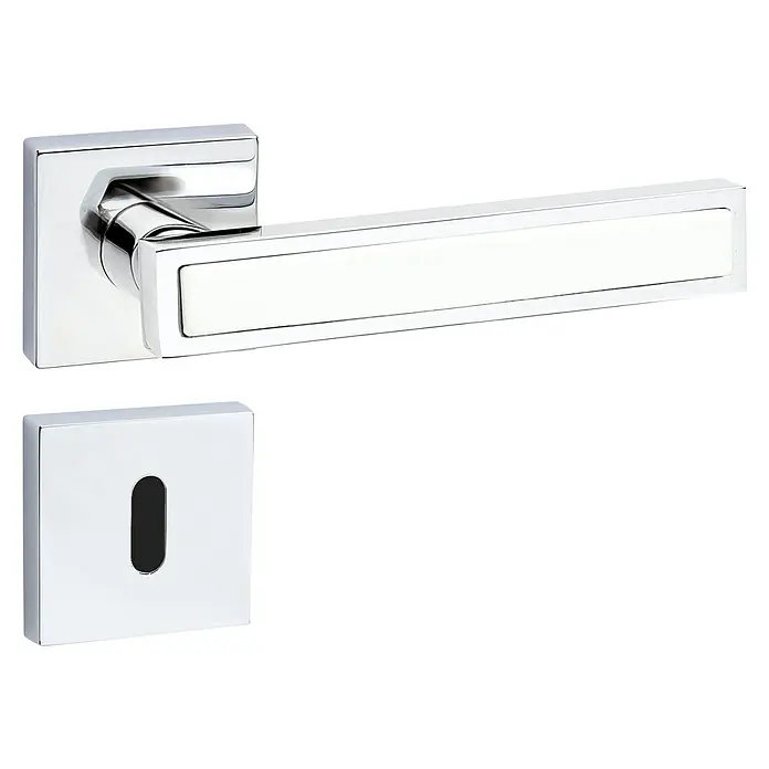 Diamond Doors Juego de manillas para puerta de habitación Tyler White - Cromo, Grosor de la puerta: 40 mm - 45 mm, Cerradura de gorjas simples - Primer plano de una elegante y moderna manija de puerta en cromo pulido con un diseño rectangular y una placa de escudo a juego.