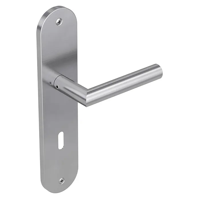 Diamond Doors Modern Zimmertürgarnitur Alaska - Edelstahl, Stärke Tür: 38 mm - 45 mm, Buntbart - Nahaufnahme eines silberfarbenen Türgriffs mit Schlüsselrosette und Schrauben an einer Tür.