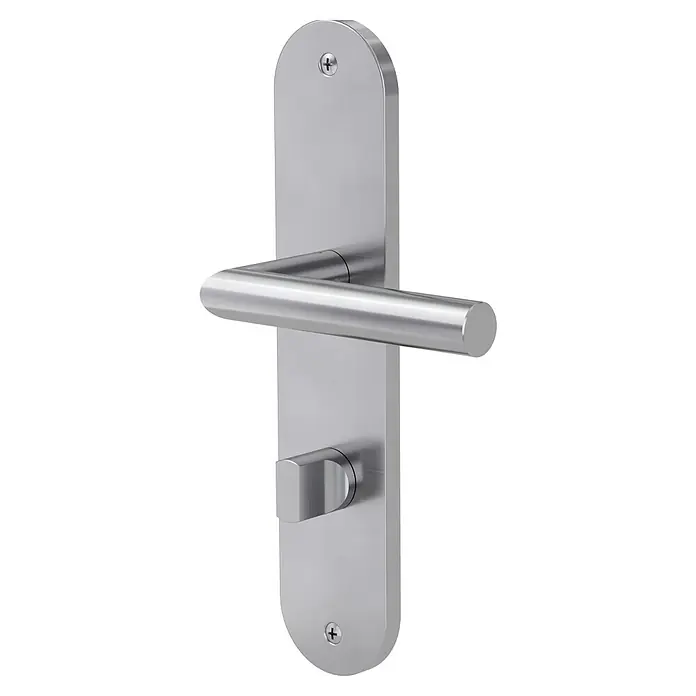 Diamond Doors Modern Zimmertürgarnitur WC Alaska - Edelstahl, Stärke Tür: 38 mm - 45 mm, Schlitzkopf/Olive - Nahaufnahme eines modernen Türgriffs aus gebürstetem Edelstahl mit einer langen, schmalen Rosette und einem zylindrischen Griff.