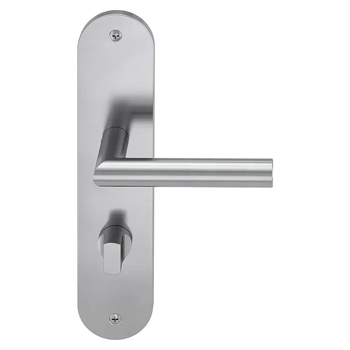 Diamond Doors Modern Zimmertürgarnitur WC Alaska - Edelstahl, Stärke Tür: 38 mm - 45 mm, Schlitzkopf/Olive - Nahaufnahme eines Türgriffs aus gebürstetem Edelstahl auf einer länglichen Platte mit Schrauben.