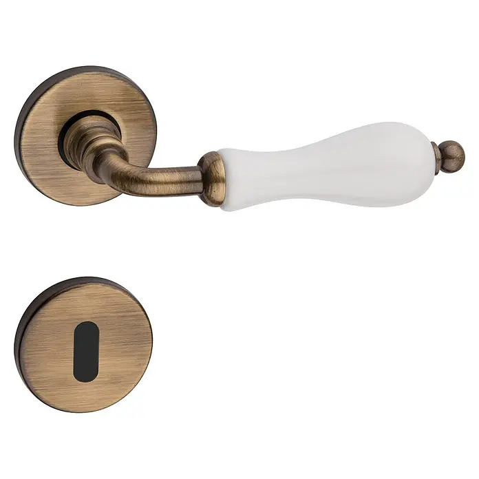 Diamond Doors Classic Zimmertürgarnitur Columbus - Bronze, Stärke Tür: 40 mm - 45 mm, Buntbart - Eine Nahaufnahme eines Türgriffs mit einem weißen Keramikgriff und einer bronzefarbenen Rosette und Schlüssellochabdeckung.
