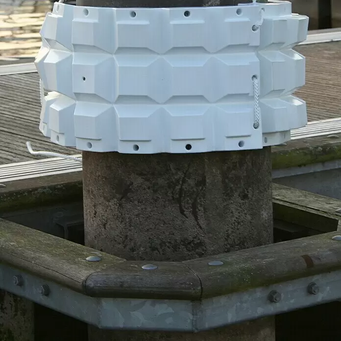Talamex Multifender - L x B x H: 60 x 30 x 8 cm, Grau - Weißer modularer Bootsfender um einen Dockpfeiler gewickelt, für Schutz.