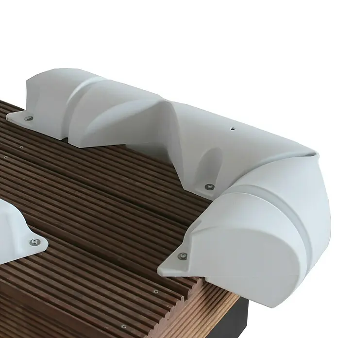 Talamex Winkelstegfender - Ø x L: 19 x 100 cm, Weiß, Rund, PVC - Detailaufnahme eines weißen, abgerundeten Eckschutzes auf einem Holzdeck, befestigt mit Schrauben, ideal für Terrassen und Stege.