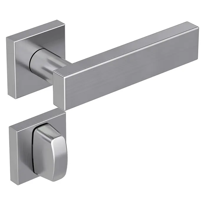 Diamond Doors Creative Zimmertürgarnitur WC Lancaster - Stärke Tür: 40 mm - 45 mm, Schlitzkopf/Olive - Nahaufnahme eines Türgriffs und Schlüsselschilds aus gebürstetem Stahl mit einem modernen, eckigen Design vor einem schwarzen Hintergrund.