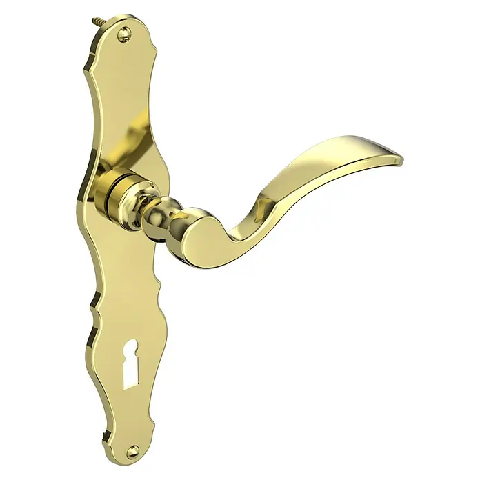 Diamond Doors Classic Zimmertürgarnitur Nevada - Sonstiges, Stärke Tür: 38 mm - 45 mm, Buntbart - Eine Nahaufnahme eines glänzenden, goldenen Türgriffs mit einem verzierten Schild und einem Schlüsselloch vor schwarzem Hintergrund.
