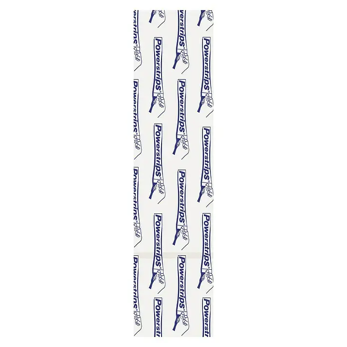 Tesa Klebestreifen - Geeignet für: Fliesen, Belastbarkeit: 3 kg, 9 Stk., Weiß - Nahaufnahme eines sich wiederholenden Musters von Powerstrips-Verpackungen mit einer Hand, die einen Streifen hält.