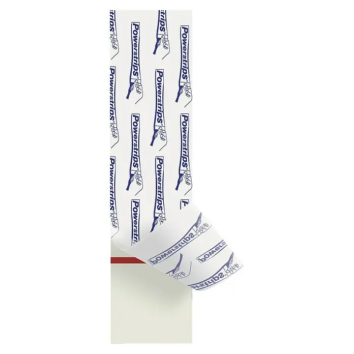 Tesa Klebestreifen - Geeignet für: Fliesen, Belastbarkeit: 3 kg, 9 Stk., Weiß - Nahaufnahme von Powerstrips Klebestreifen auf einer weißen Oberfläche, teilweise abgezogen.