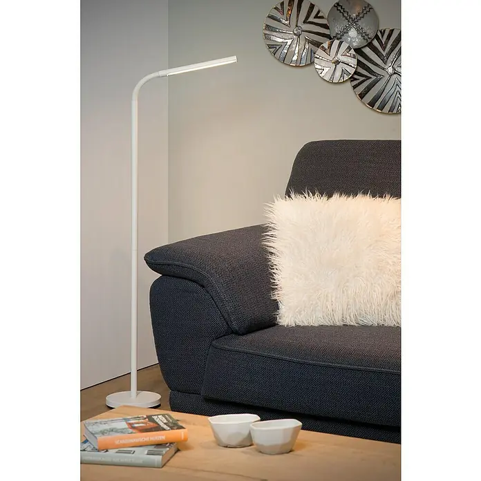 Lucide LED-Stehleuchte Gilly5 W, Höhe: 153 cm, Weiß, Warmweiß - Eine moderne, weiße LED-Stehlampe neben einem dunkelblauen Sofa mit einem weißen Kissen, perfekt für gemütliche Leseecken.