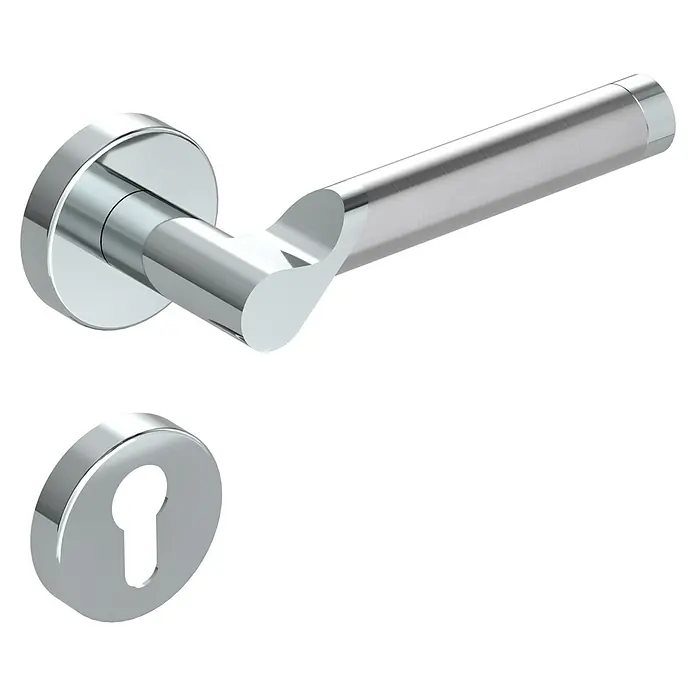 Diamond Doors Creative Drückergarnitur Alabama - Edelstahl, Profilzylinder - Ein glänzender, moderner Türgriff aus Chrom, zusammen mit dem passenden Schlüsselloch, vor einem schwarzen Hintergrund.