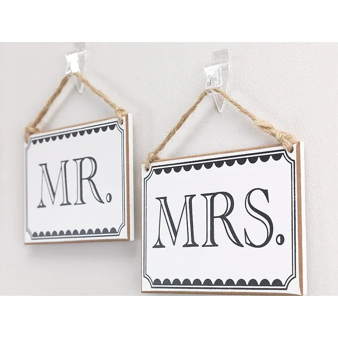 Tesa Powerstrips Dekohaken - 5 Stk., Transparent - "Mr." und "Mrs." Schilder, die an der Wand hängen, mit einem rustikalen Seil aufgehängt. Perfekt für Hochzeiten oder als dekoratives Paar-Accessoire.