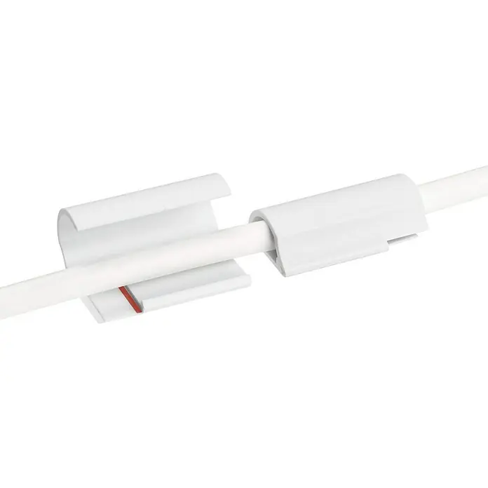 Tesa Powerstrips Kabel-Clip - Weiß, 5 Stk. - Nahaufnahme von weißen Kabelclips, die um ein weißes Kabel befestigt sind und eine organisierte Kabelführung ermöglichen.