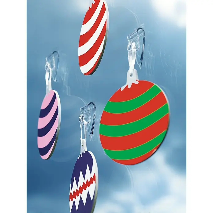 Tesa Powerstrips Dekohaken - 5 Stk., Transparent - Weihnachtliche Fensterdeko: Bunte Anhänger mit Streifen und Zackenmuster, festlich und dekorativ.