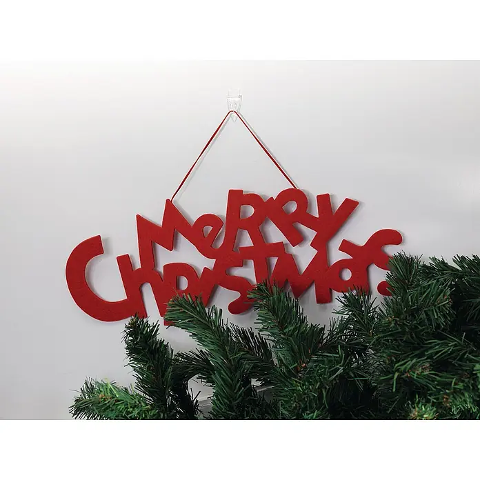 Tesa Powerstrips Dekohaken - 5 Stk., Transparent - Festlicher "Merry Christmas"-Wandschmuck aus rotem Holz, der an einer weißen Wand über Tannenzweigen hängt, für eine warme Weihnachtsatmosphäre.