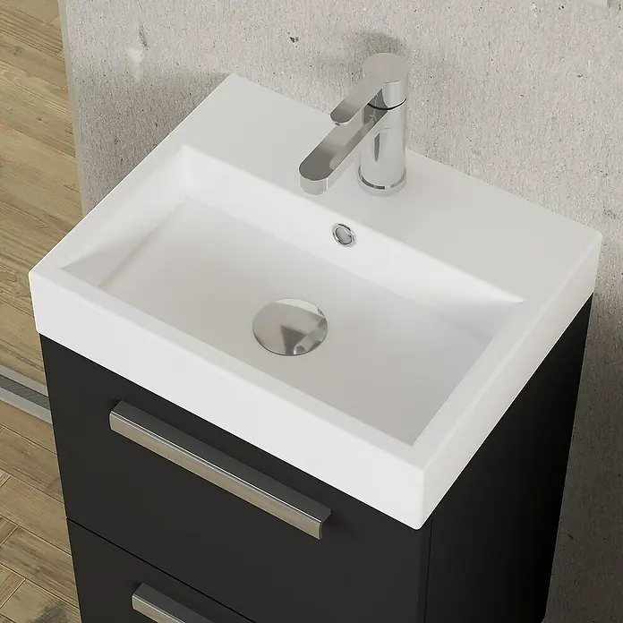 Artysan Conjunto de mueble de baño Lidia - Ancho: 45 cm, Negro, 3 pzs. - Primer plano de un moderno mueble de baño con lavabo blanco y elegantes cajones negros, acentuado por un elegante grifo cromado.