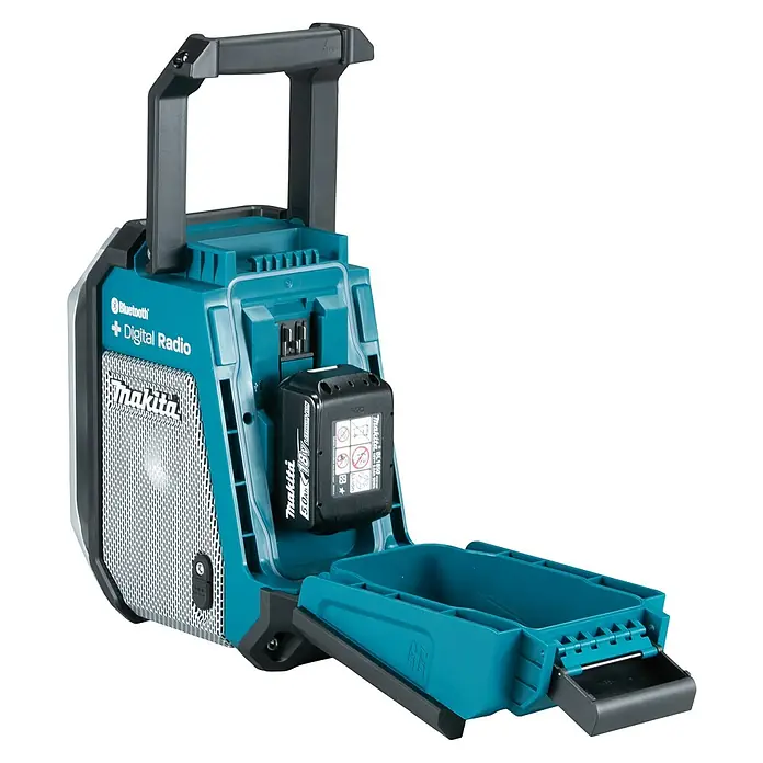 Makita LXT 18V Akku-Baustellenradio DMR115 - 18 V, Ohne Akku, Frequenz: 174.928 - 239.200 MHz (DAB/DAB+) - Abbildung eines Makita Baustellenradios mit Akku und geöffnetem Fach. Es ist robust und für den Einsatz auf Baustellen konzipiert.