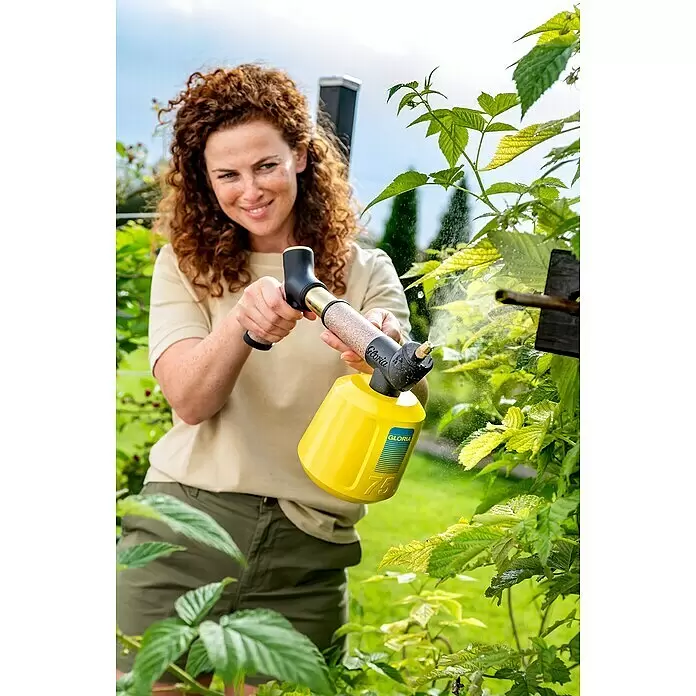 Gloria Akku-Feinsprüher Hydronette li-on - 3,6 V, 1 Akku - Frau besprüht grüne Pflanzen mit einer gelb-schwarzen Gloria Handgartenspritze.
